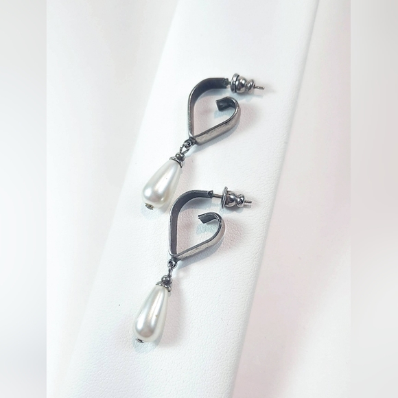 Pearl heart drop earrings - Picture 3 of 4